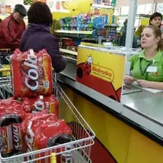 Ile zarabiają kasjerzy w Biedronce? Zaskakujące fakty o wynagrodzeniach
