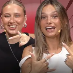 Dwie młode kobiety, Inez i jej koleżanka, omawiają dresscode i wiek. Ich stylizacje są modne i dopasowane do ich wieku.