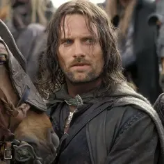 Viggo Mortensen jako Aragorn w filmach "Władca Pierścieni", z koniem w zbroi.