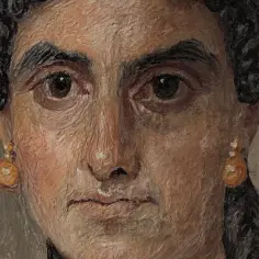 Portret kobiety z kolczykami, wykonany techniką enkaustyki. Widać fakturę wosku i żywe kolory.