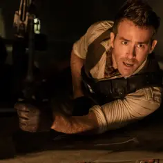 Ryan Reynolds w akcji, jak w najlepszych filmach. Wciela się w rolę, która wymaga odwagi i determinacji.