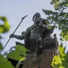 Żywa rzeźba: Jak sztuka ożywia przestrzeń i łączy z mitologią