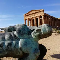Mitoraj w Dolinie Świątyń Agrigento: kontrowersje i znaczenie rzeźb