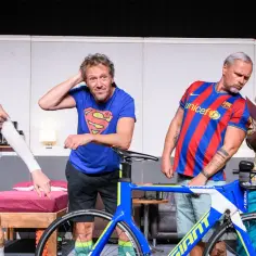 Chłopaki z żelaza spektakl – odkryj emocjonującą komedię teatralną