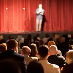 Historia polski stand up - jak zmieniła się komedia w Polsce