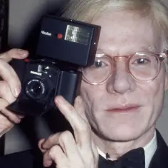 Andy Warhol biografia: życie artysty, który zmienił świat sztuki