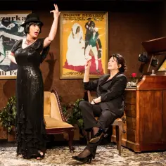Idealny strój do teatru: jak uniknąć modowych faux pas?