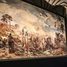 Monumentalne malowidło przedstawia bitwę pod Grunwaldem. Widać chaos walki, rycerzy na koniach, chorągwie i poległych.