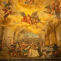 Barokowy fresk przedstawiający scenę męczeństwa, anioły i architekturę.