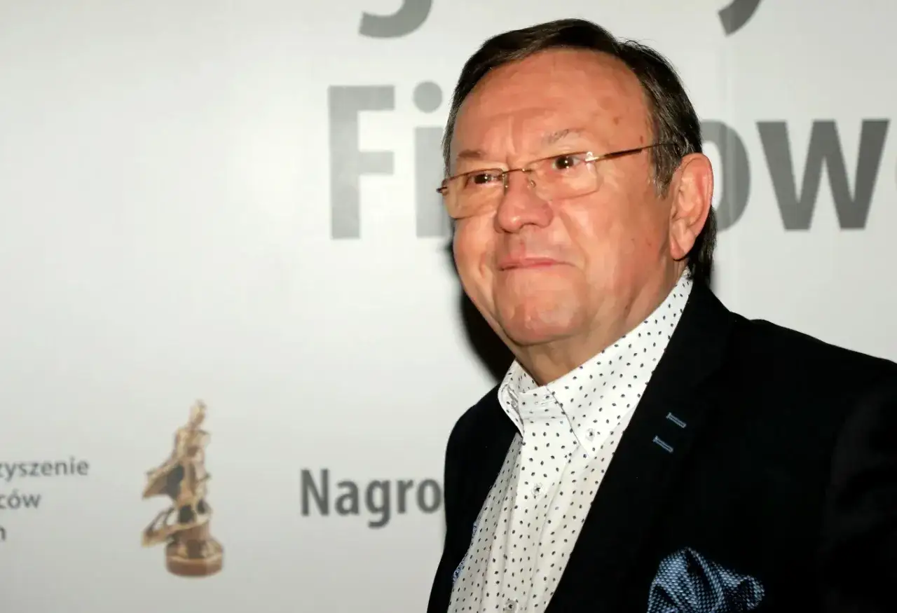 Zbigniew Buczkowski, znany z licznych filmów, seriali i programów, w eleganckim garniturze i z nagrodą filmową.