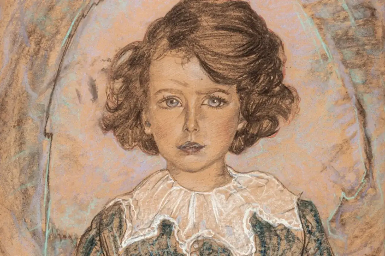 Portret dziecka z kręconymi włosami i błękitnymi oczami, w białej, falbaniastej kryzie. Dzieło w stylu Witkacego.