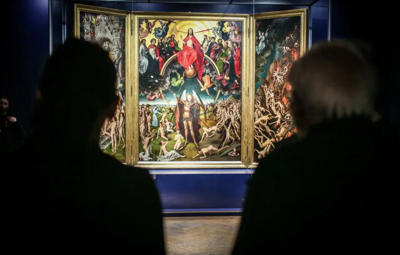 Widzowie oglądają tryptyk z wizją Sądu Ostatecznego, gdzie Archanioł Michał walczy z demonami, a dusze są oceniane.
