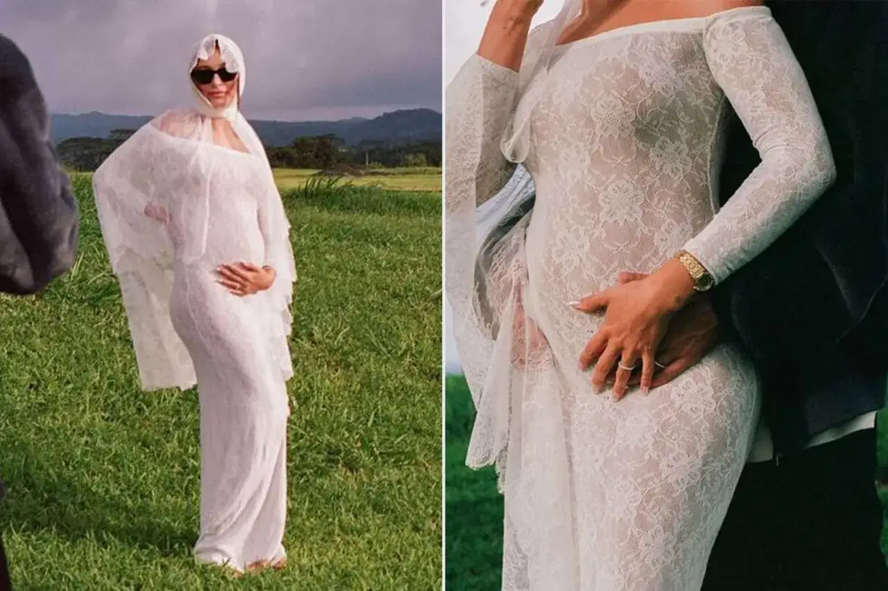 Hailey Bieber w ciąży w białej, koronkowej sukni, z dłońmi na brzuchu. Na jednym zdjęciu stoi na trawie, na drugim obejmuje ją partner.